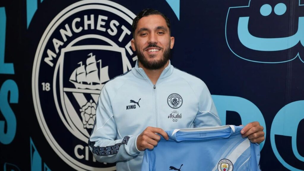Rayan Cherki impressionne Manchester City son bizutage rap fait sensation dans le vestiaire