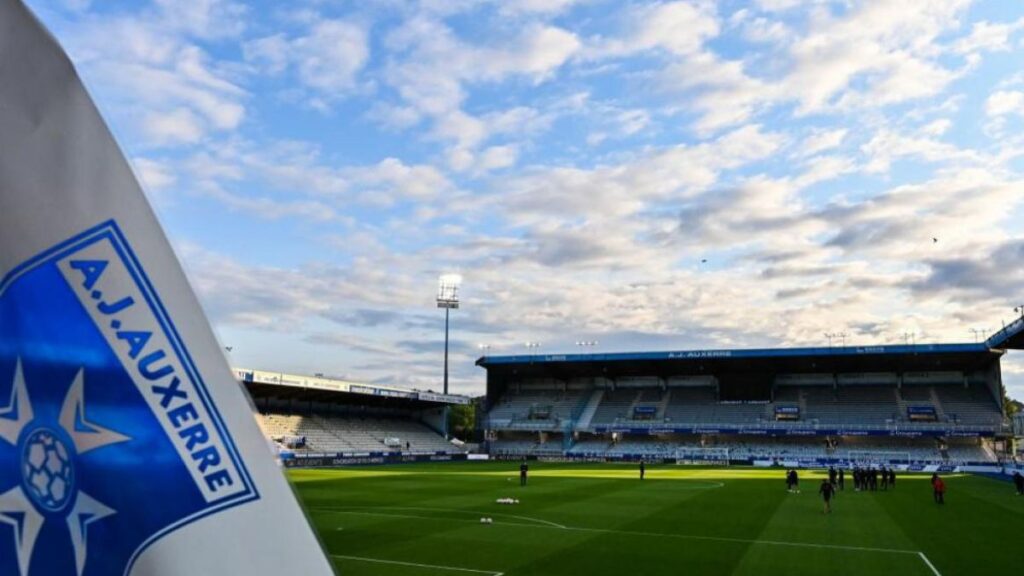 AJ Auxerre dévoile son nouveau maillot Le plus beau de L1 2025 ?