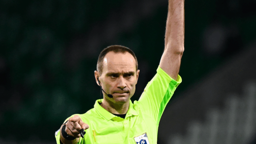 Révolution secrète dans l’arbitrage français : des caméras cachées sur les arbitres de deux matchs explosifs ce weekend : les images interdites que Ligue 1+ ne montrera jamais en direct Arbitre