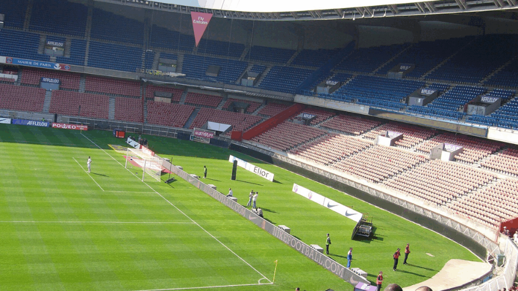 Safonov impressionne au PSG : quatre arrêts décisifs lors d’un événement qui relance le débat sur sa titularisation