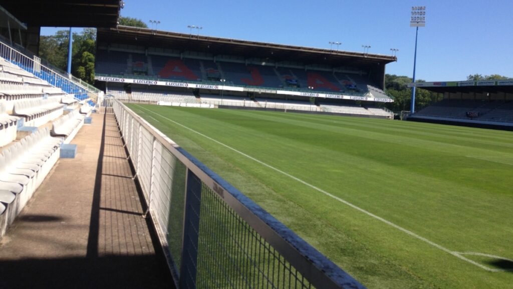 AJA s’incline face au Stade Rennais 0-3 : une défaite qui suscite de nombreuses inquiétudes chez les supporters